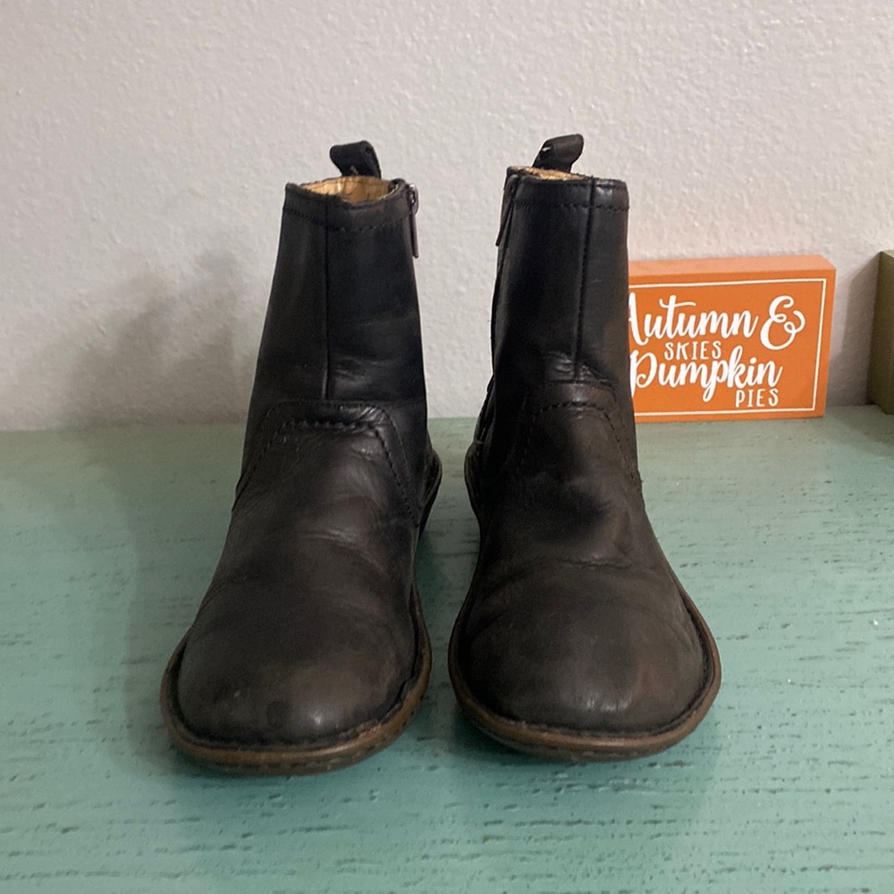 Women UGG boots SZ 8